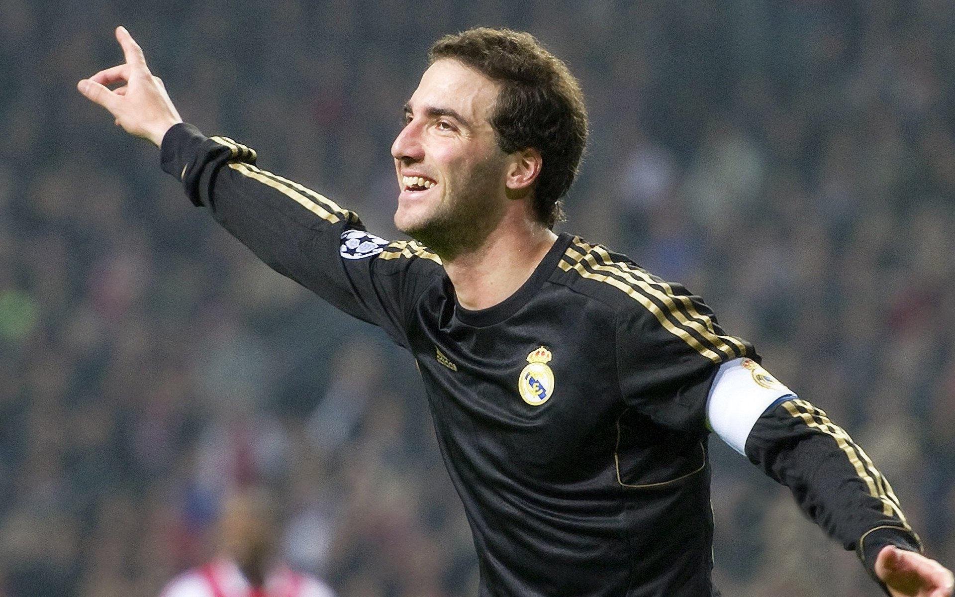 英超争冠白热化，曼城、阿森纳、利物浦三强鏖战，悬念持续至末轮